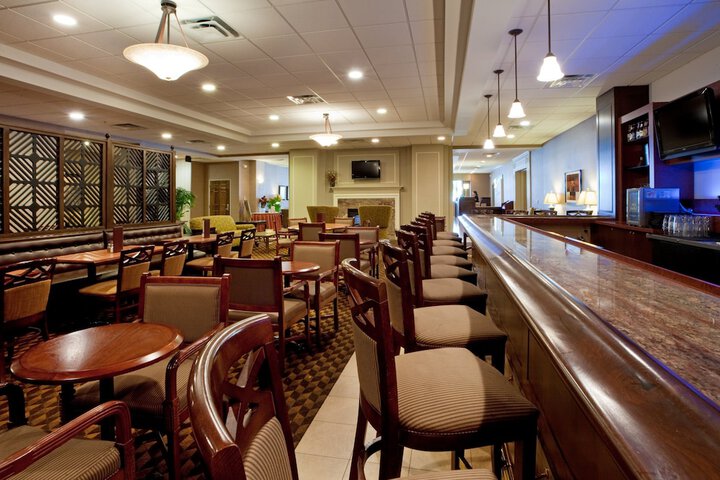 Lounge 44 of 46