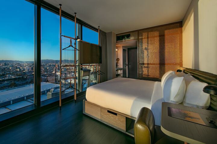 Room 27 of 82