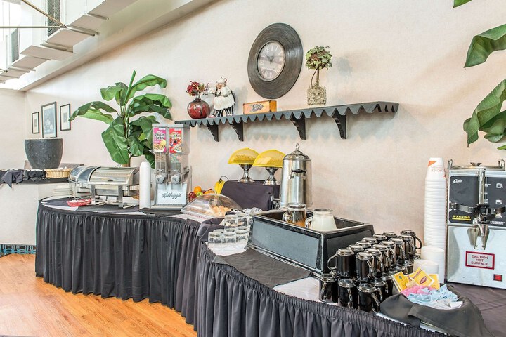 Breakfast/Coffee Service 28 of 35