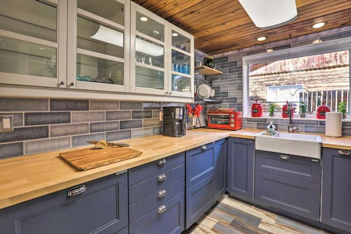 Lake Cabin w / King Bed Foodie Kitchen, & Views