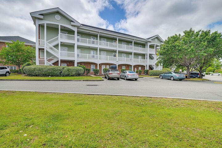 Myrtle Beach Condo w / Large Balcony & Pool Access