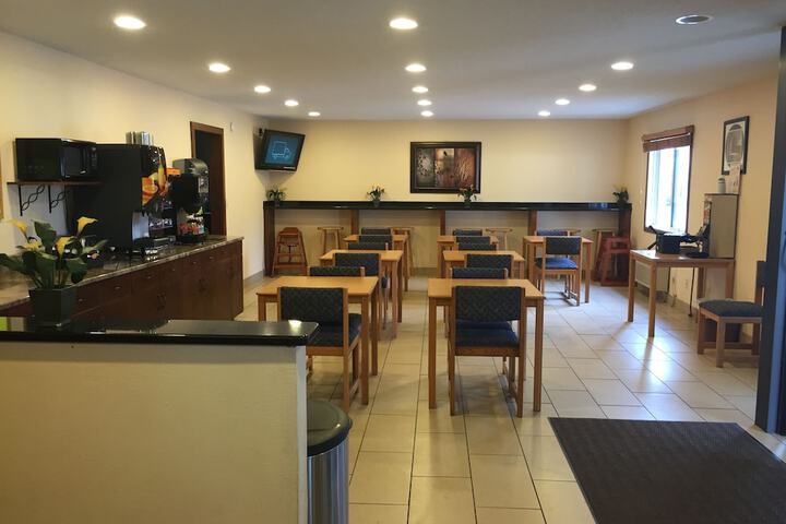 Dining 41 of 49