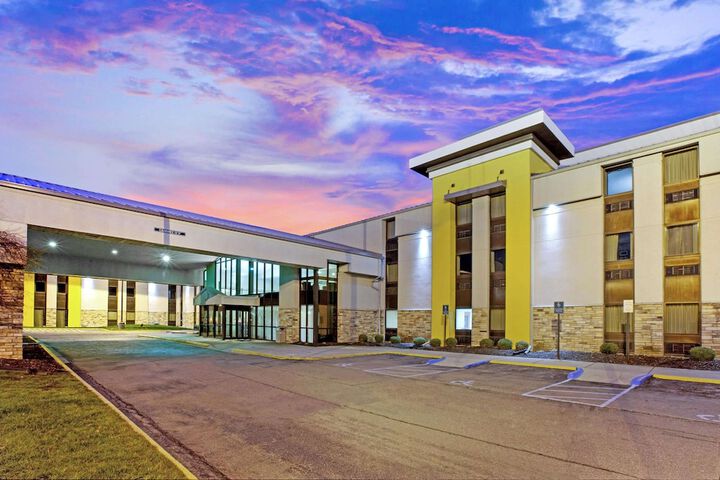 La Quinta Inn & Suites by Wyndham Detroit Metro Airport