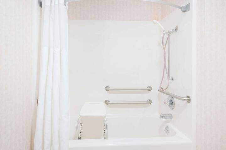 Room 9 of 28