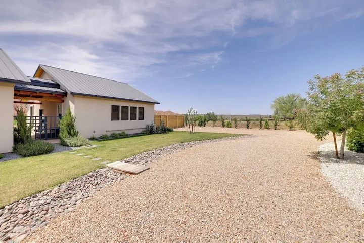 Hot Tub & Views: Modern Home 15 Mi to Zion NP