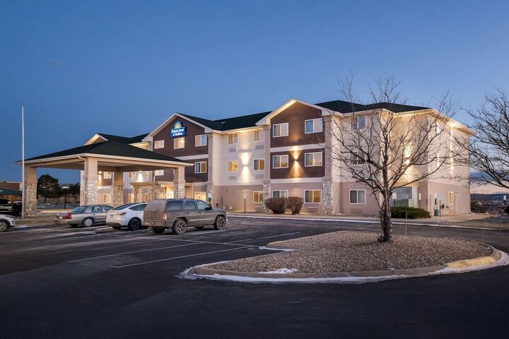 Days Inn & Suites by Wyndham Castle Rock