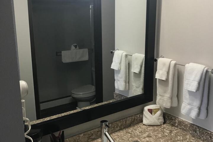 Ten Pin Inn & Suites