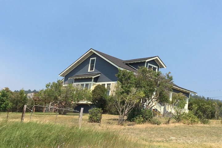 Charming House on the Hill With Views of The Anaconda Range