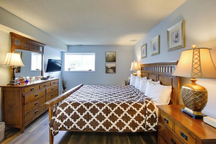 Comfortable Lincoln City Condo w / Patio & Views!