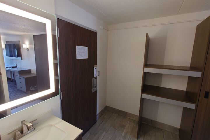 Room 17 of 33