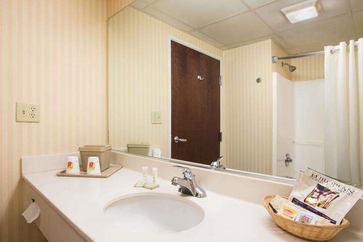 Room 6 of 13