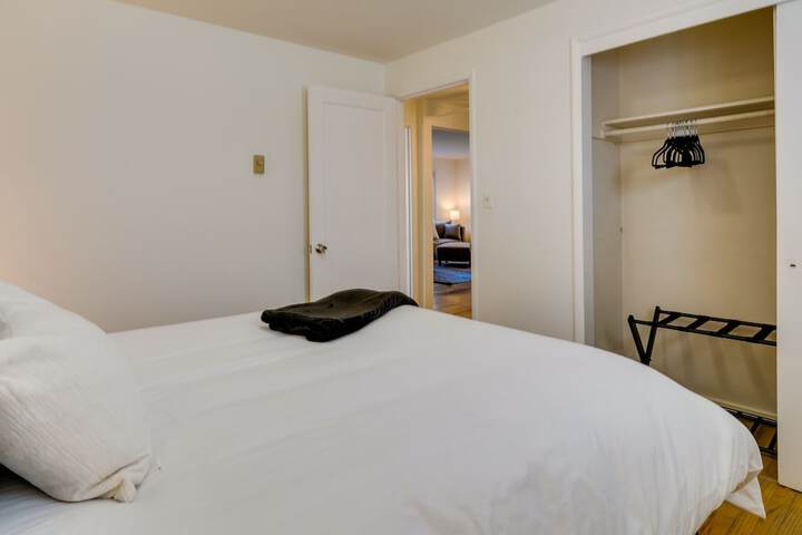 Downtown Kirkland Rental: Steps to Lake Washington