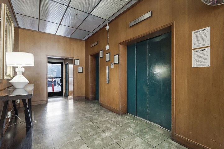 Ballroom/Hall 33 of 34