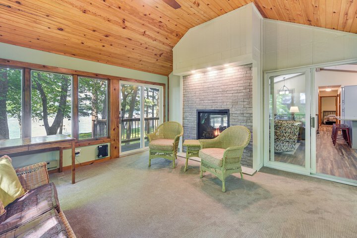 Spacious Luxury Cabin w / Deck & Dock on Bone Lake