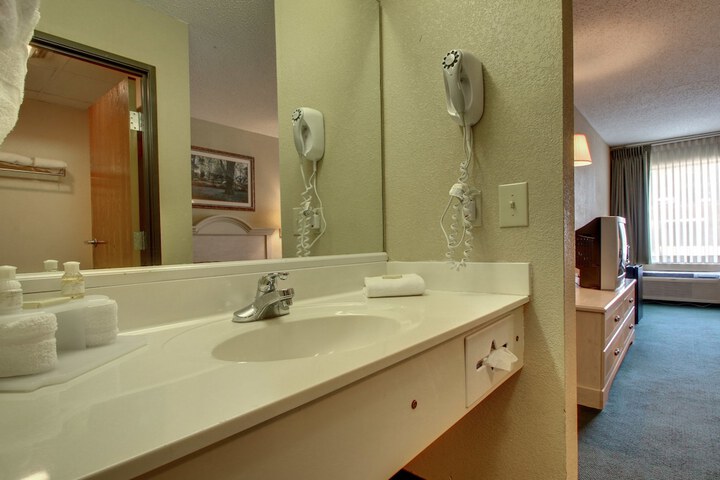Room 32 of 40