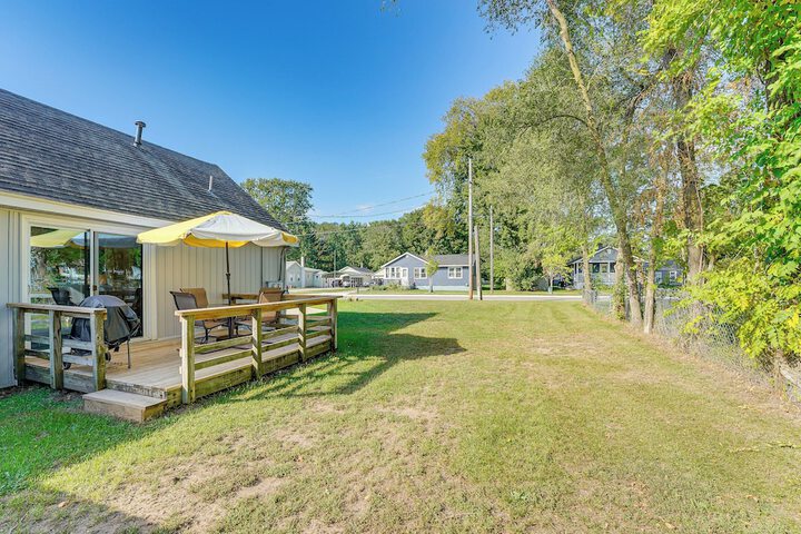 Wayland Retreat w / Deck: Walk to Downtown!