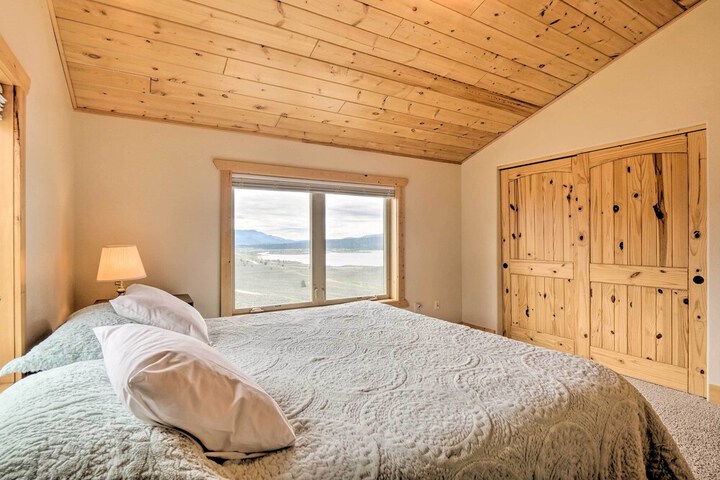 Breathtaking Views: Twin Lakes Retreat w / Deck