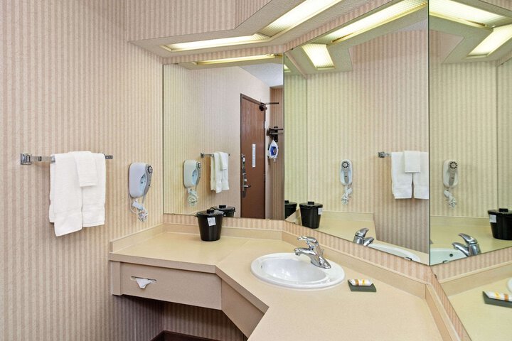 Room 11 of 28