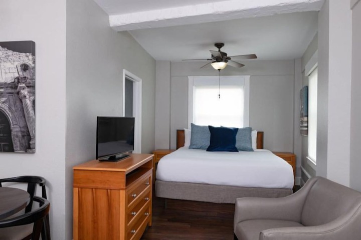 Room 11 of 19