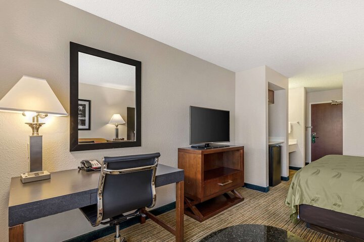 Room 33 of 40