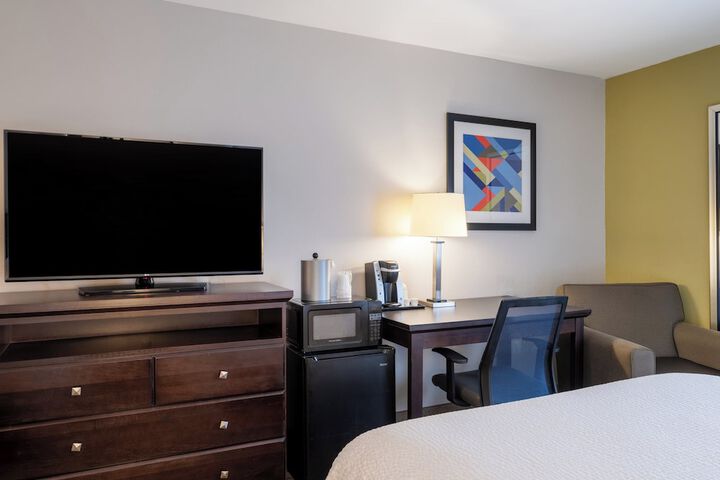 Holiday Inn Express & Suites Chicago-Libertyville by IHG