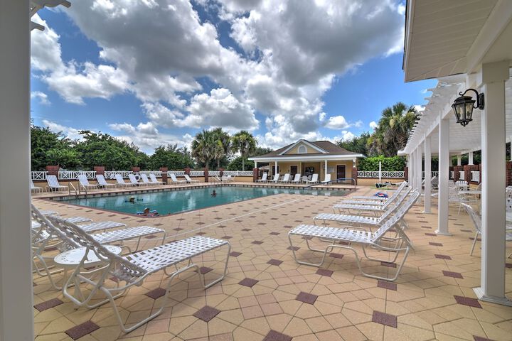 Sun-soaked Retreat in The Villages w / Grill!