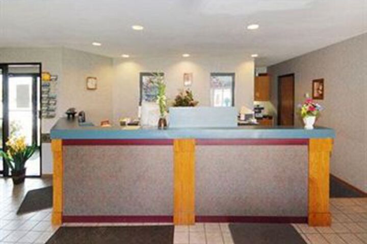 Econo Lodge Inn & Suites