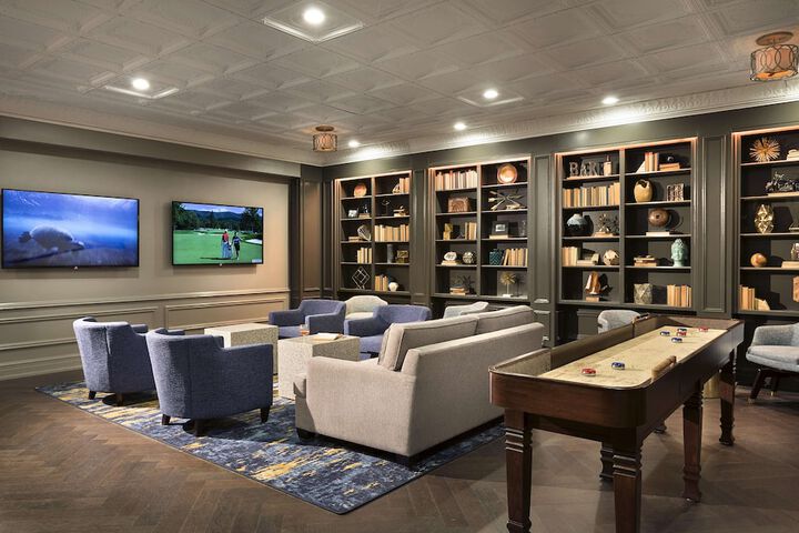 Lounge 78 of 102