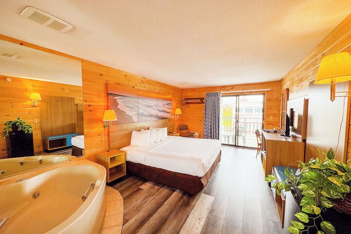 Days Inn by Wyndham Mackinaw City - Lakeview