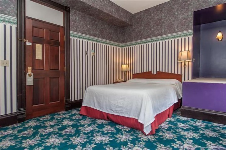 Historic Iron Horse Inn