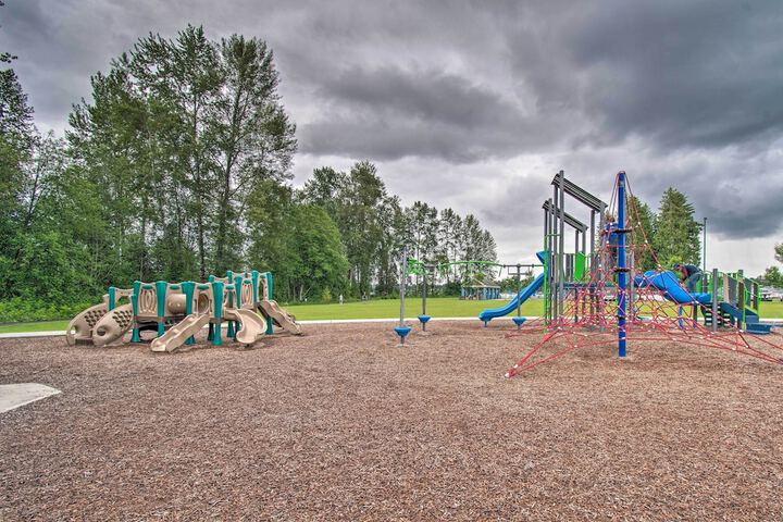 Charming Updated Retreat Walk to Lake Stevens!
