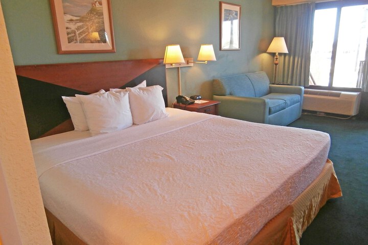 Room 6 of 8