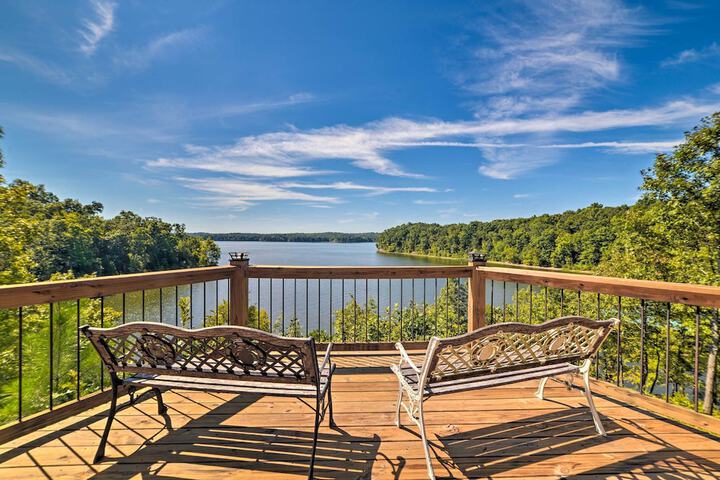 Rustic Dog-friendly Cabin w / Deck & Fire Pit!
