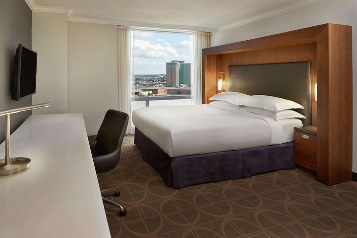 Hilton Toronto Airport Hotel & Suites