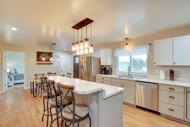 Chic Ste Genevieve Home w / Nice Interior Amenities