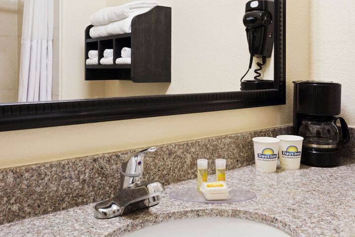 Days Inn & Suites by Wyndham Galveston West / Seawall