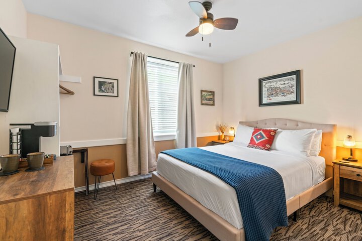 Room 33 of 47