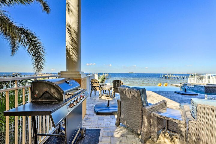 Apollo Beach House w / Private Pool + Hot Tub