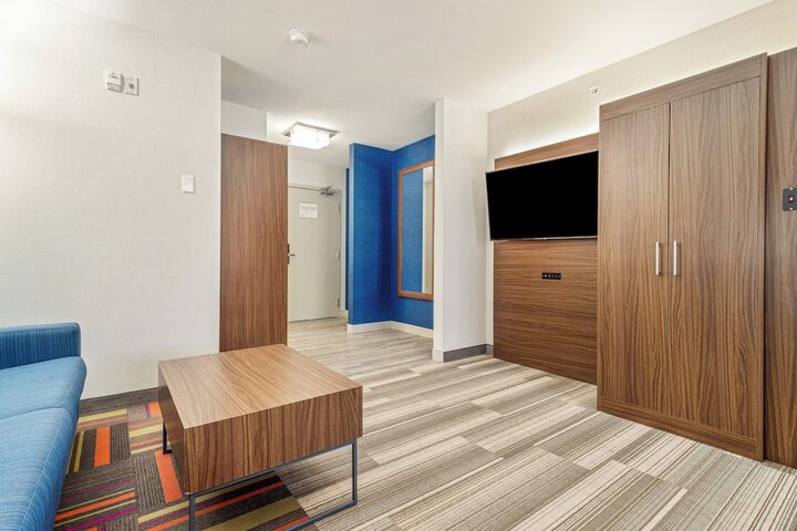 Room 17 of 348