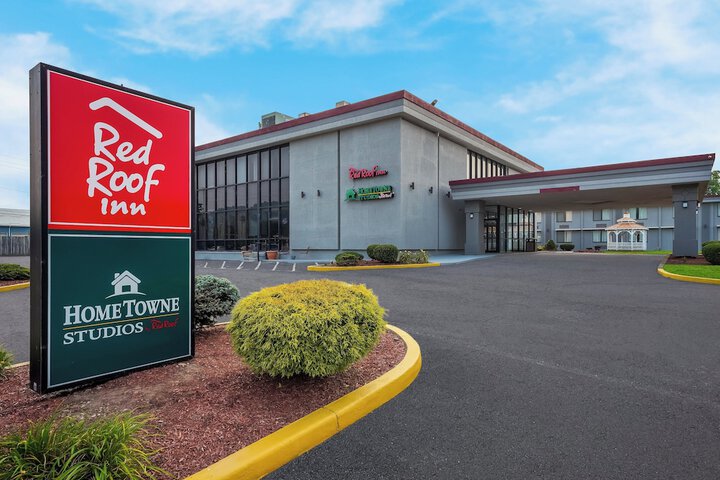 HomeTowne Studios by Red Roof Painted Post