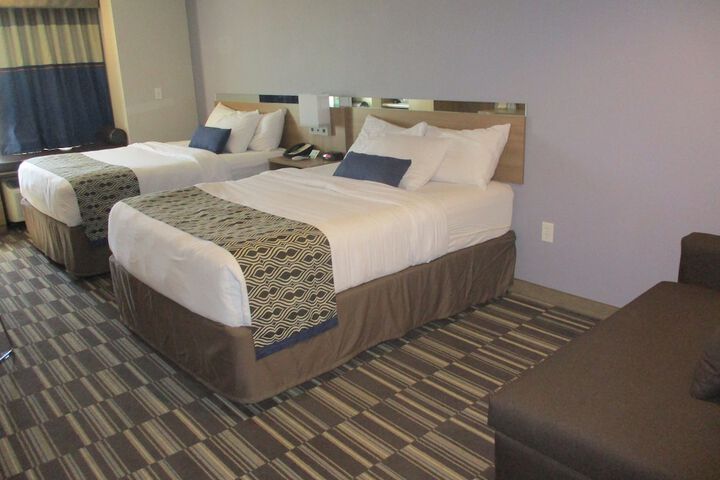 Microtel by Wyndham Vernal / Naples