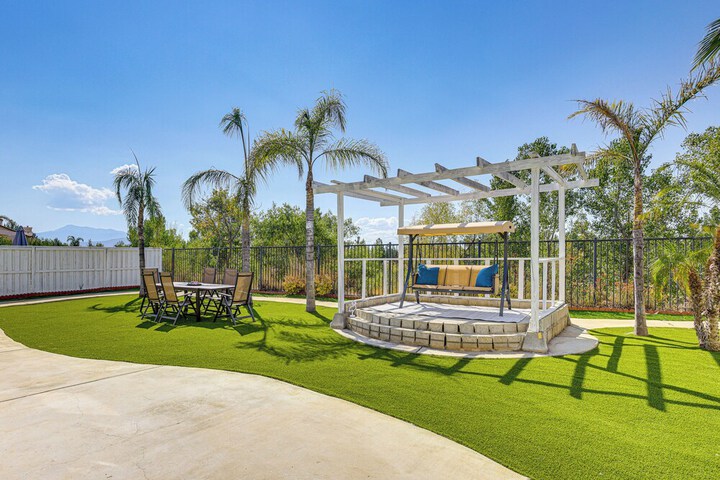 Mtn-view Gem w / Private Yard: Luxe Beaumont Home