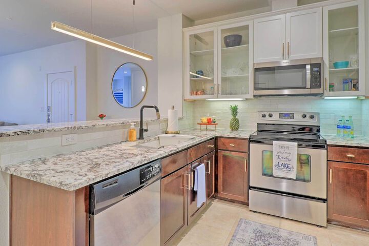 Lake LBJ Condo w / Balcony & Shared Boat Docks