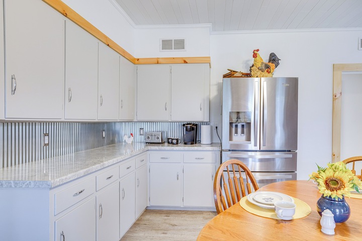 Lovely Rural Hixton Farmhouse w / Porch & Fire Pit!
