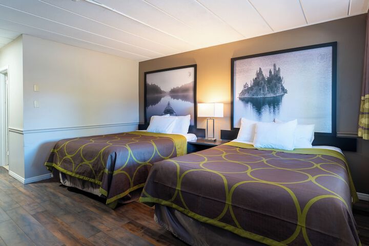 Super 8 by Wyndham Gananoque / Country Squire Resort
