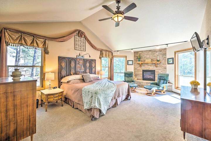 Serene Monument Sanctuary w / Patio & Fire Pit!