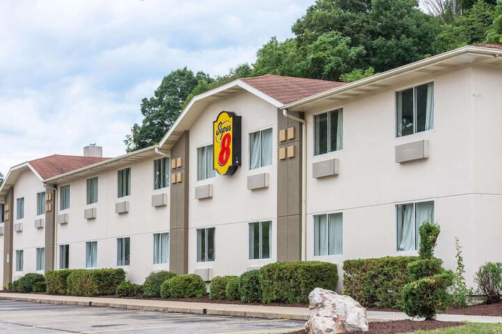 Super 8 by Wyndham Pittsburgh / Monroeville