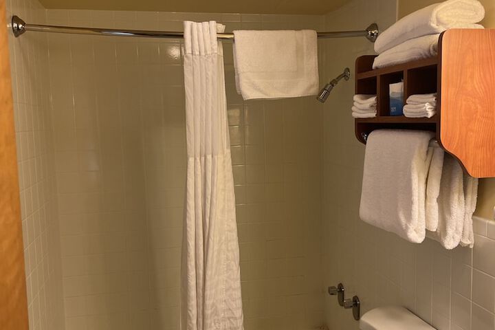 Room 105 of 443