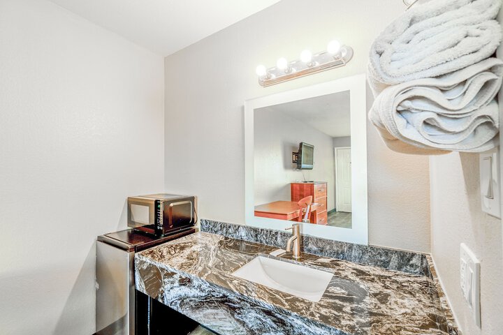 Regency Inn by OYO Rockdale TX