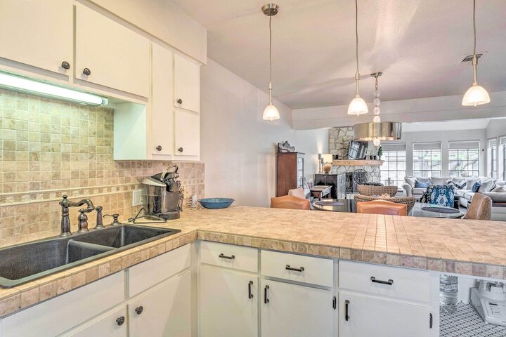 Horseshoe Bay Townhome w / Patio & Outdoor Pool!